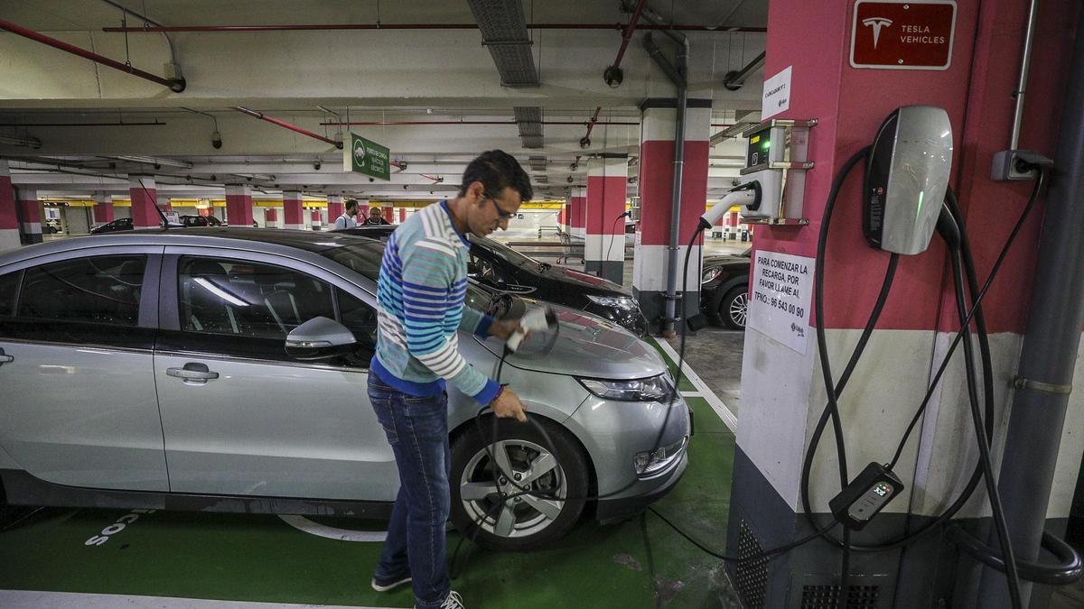 Un usuario carga su coche eléctrico en el centro comercial l'Aljub de Elche, en imagen de archivo