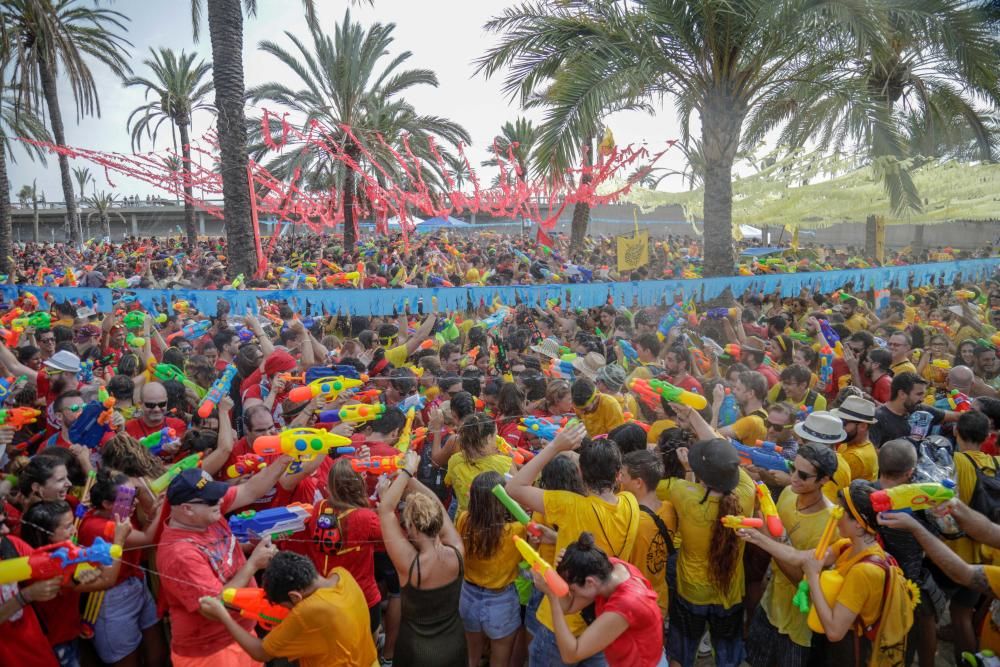 Palma celebra la batalla de agua entre Canamunt y Canavall