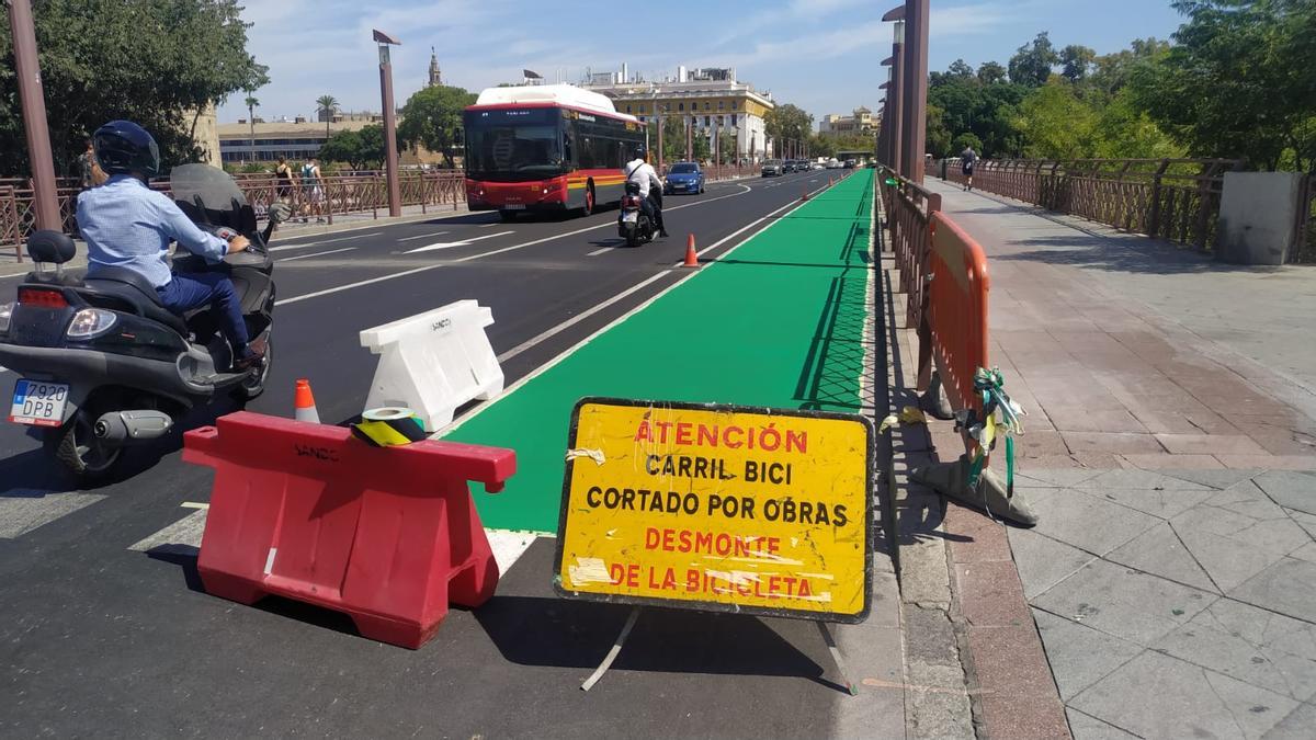 Trabajos de pintura del carril bici en el puente de San Telmo