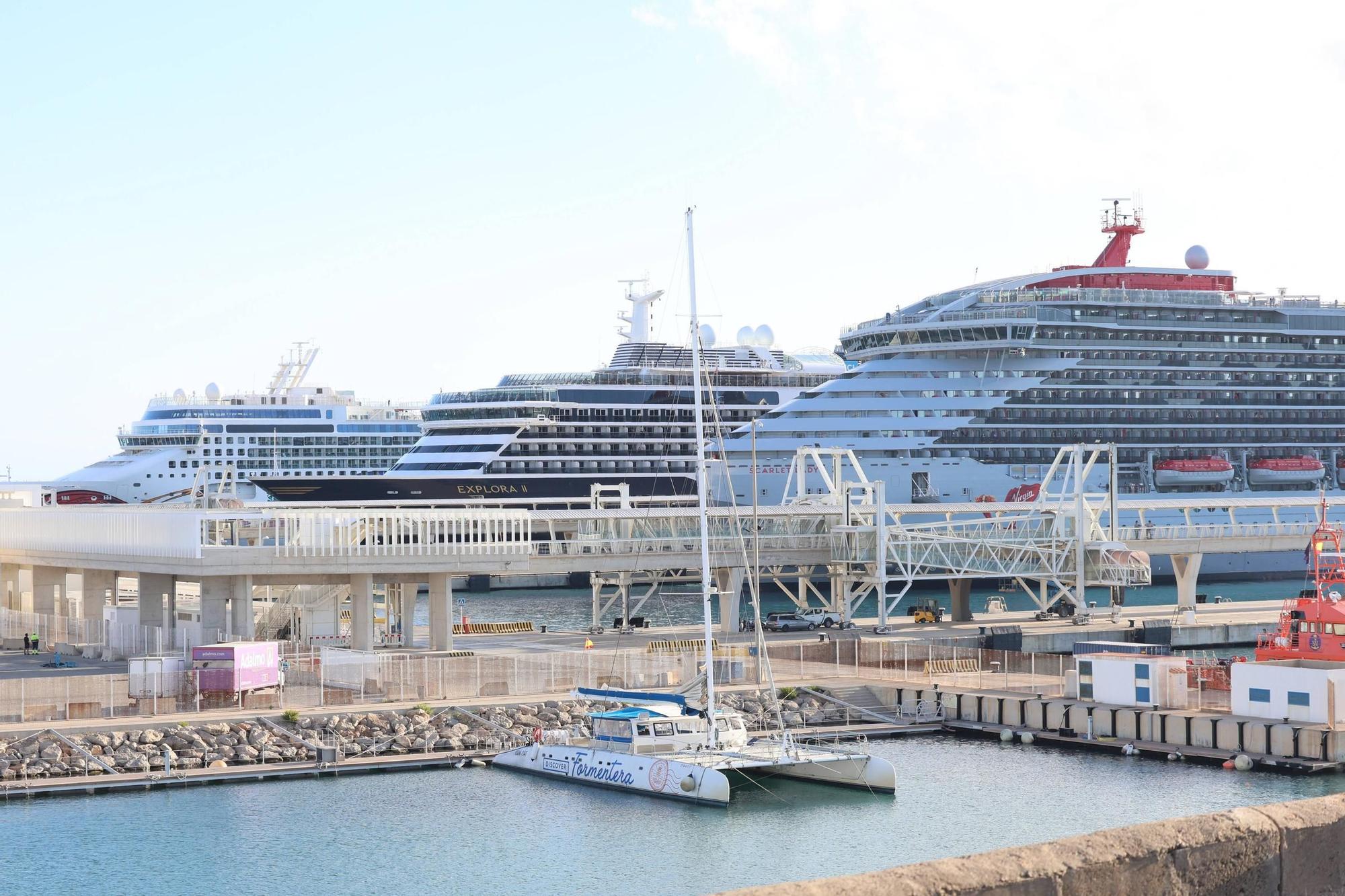 Tres cruceros en el puerto de Ibiza