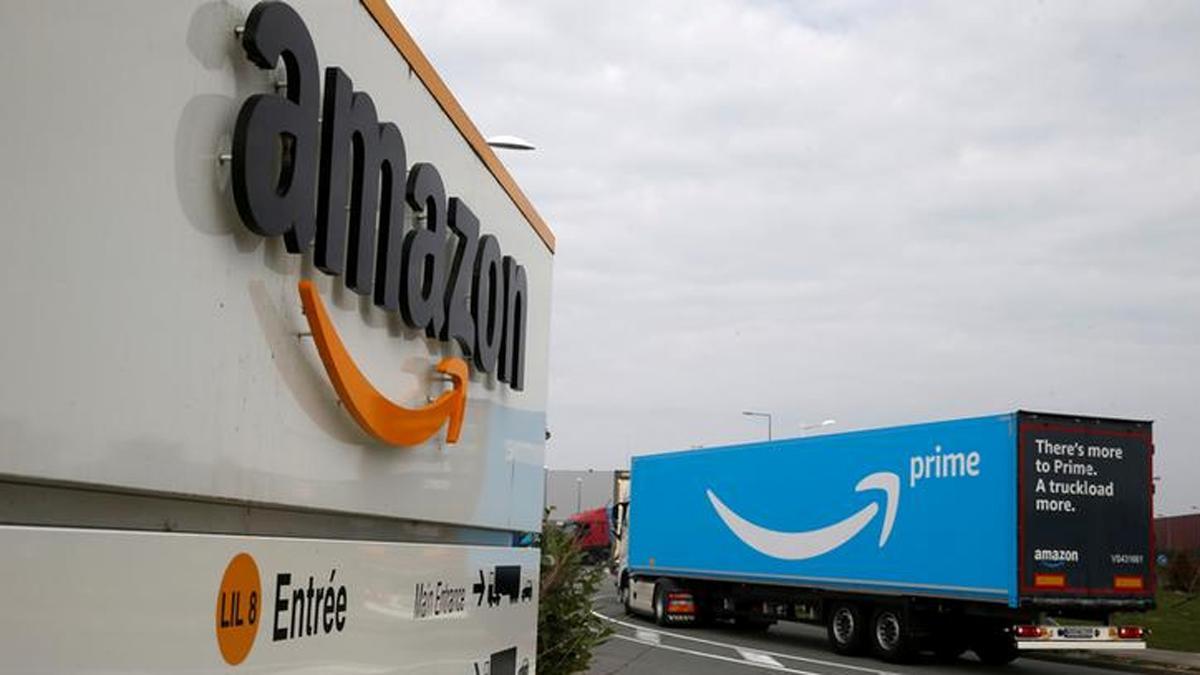 Un camión con el logo de Amazon Prime llega a un centro logístico de Amazon, en el norte de Francia