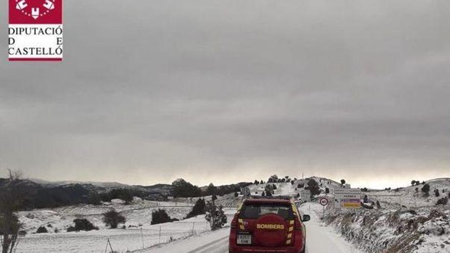 Precaución: la nieve dificulta el tráfico en Morella y Ares con cadenas en tres carreteras