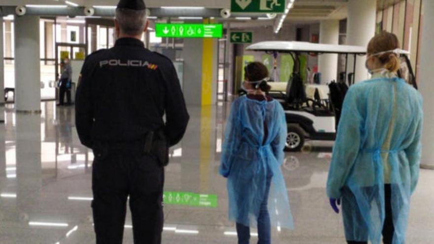 Un control policial y sanitario en el aeropuerto de Palma.