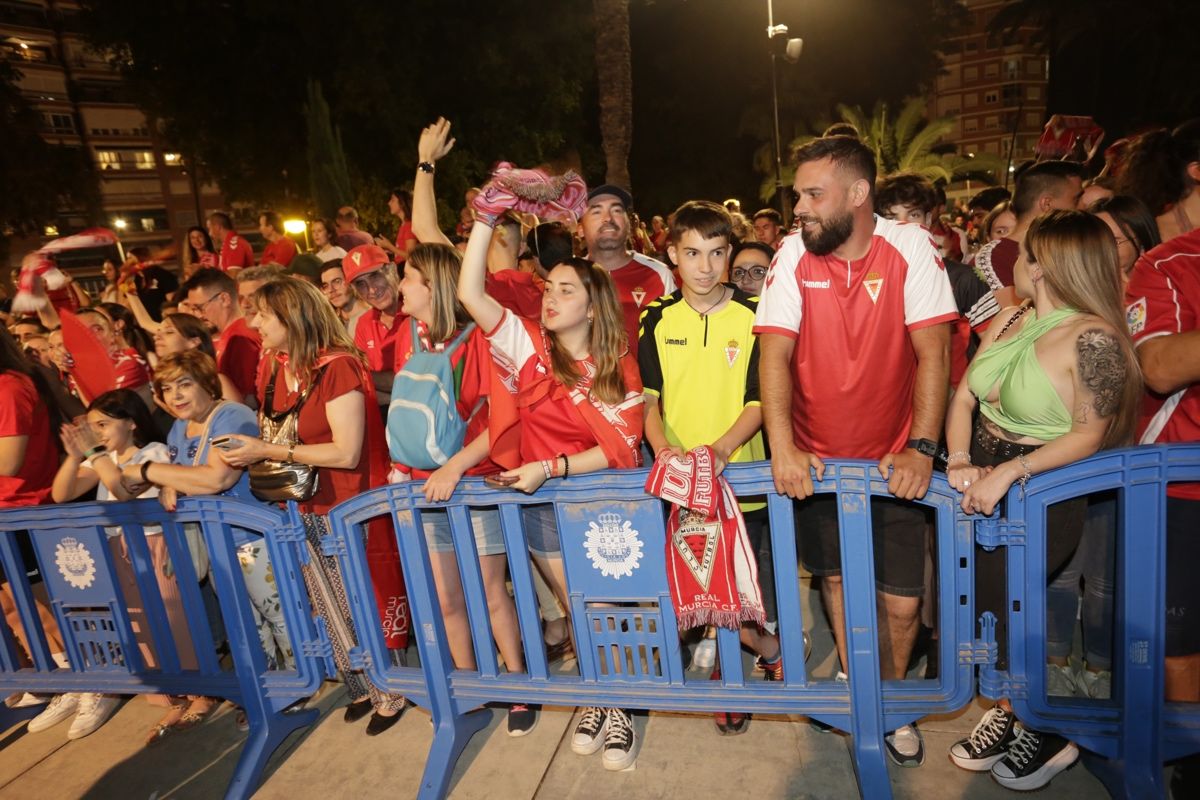 La Circular se llena para celebrar el ascenso del Real Murcia