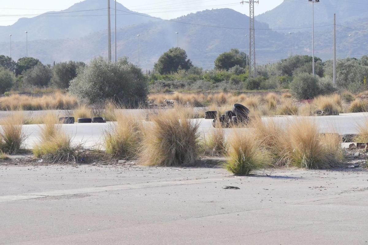 En el interior del solar se pueden ver sin problemas los montones de neumáticos preparados para maniobrar con los coches.