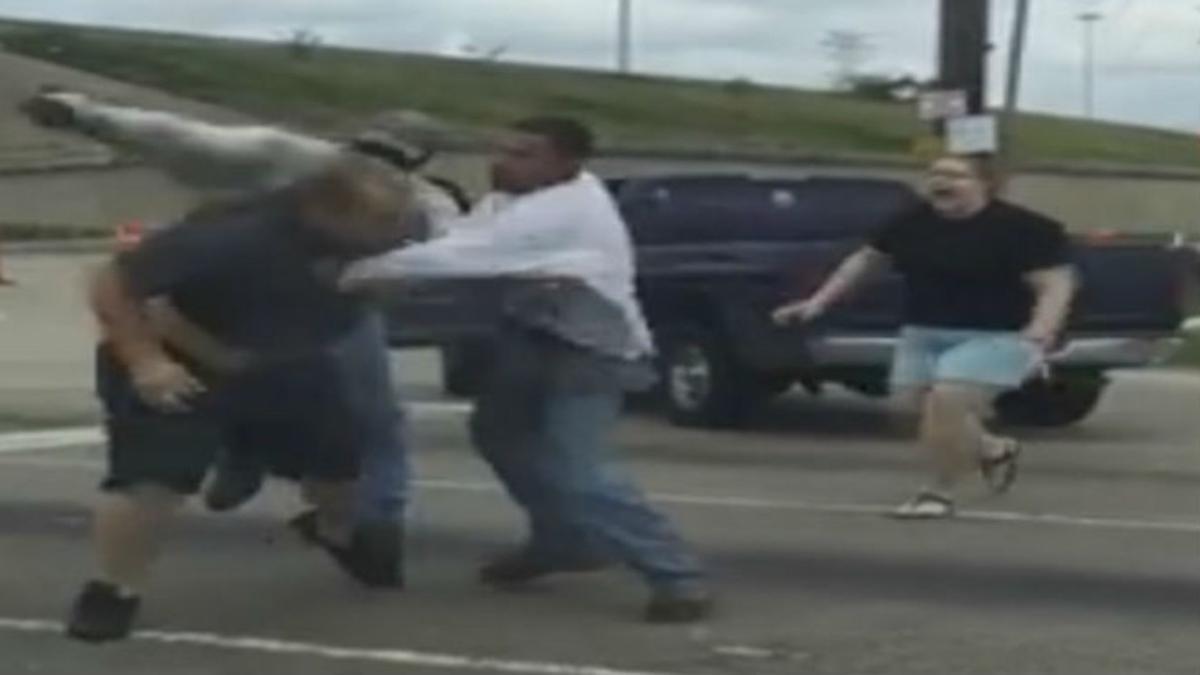 Los cuatro protagonistas del incidente, en plena pelea, en una captura del vídeo de David Dao.