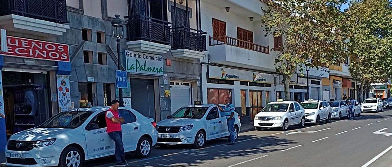 Taxistas junto a sus vehículos en la parada del casco de Santa Brígida, ayer.