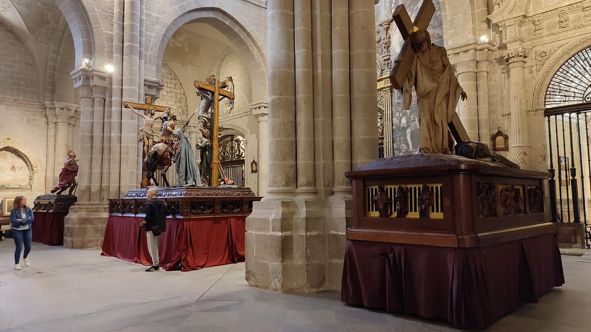 Turistas en el trascoro de la Catedral de Zamora contemplan los tres pasos