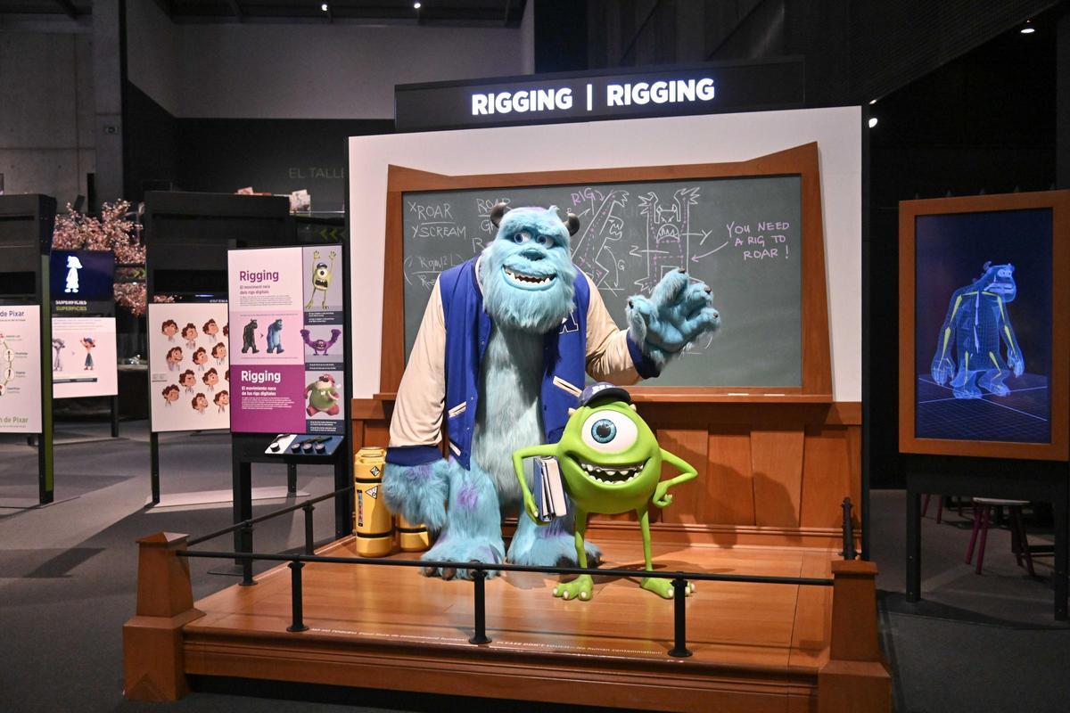 Sully y Mike, protagonistas de 'Monstruos SA', reeciben a las personas que se acercan a conocer 'La ciencia de Pixar' en Caixaforum Madrid.