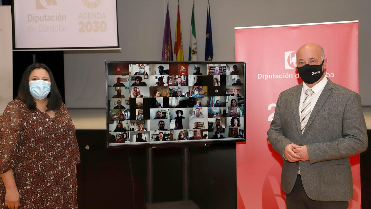 Dolores Amo y Antonio Ruiz, durante la firma telemática de convenios con los ayuntamientos