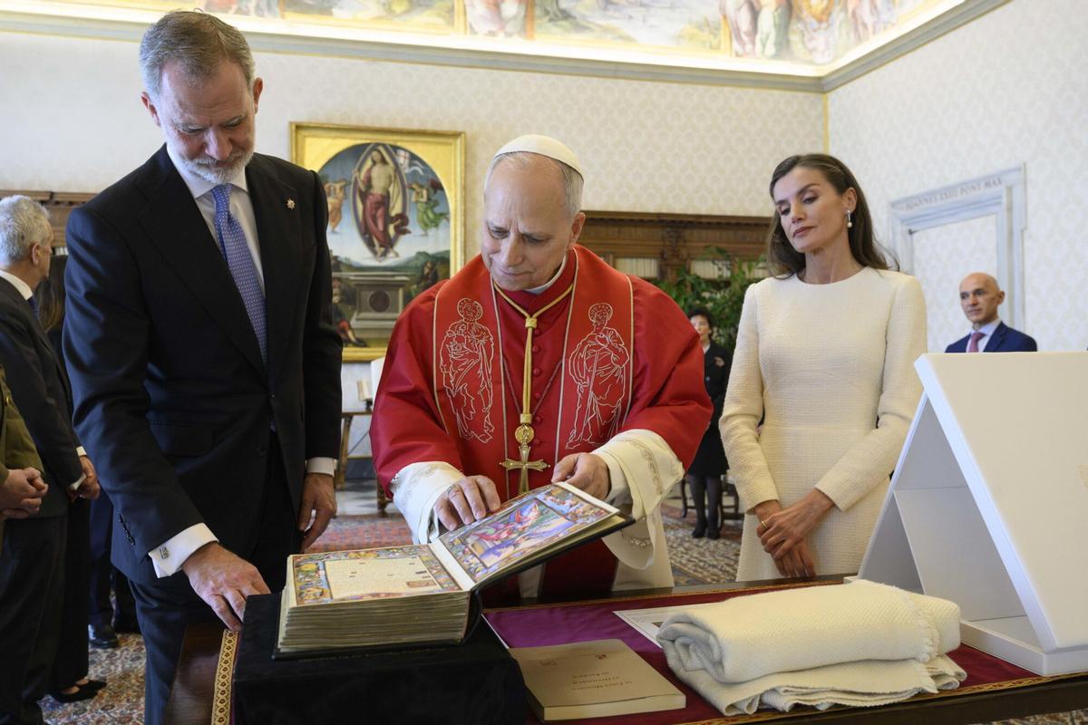 El papa León XIV junto a los reyes Felipe VI y Letizia.