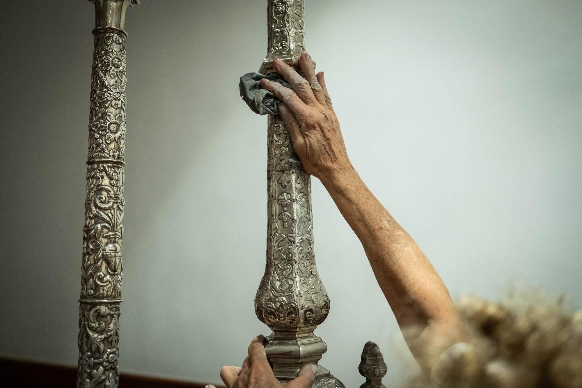 Montaje del trono del Santo Entierro, en La Concepción