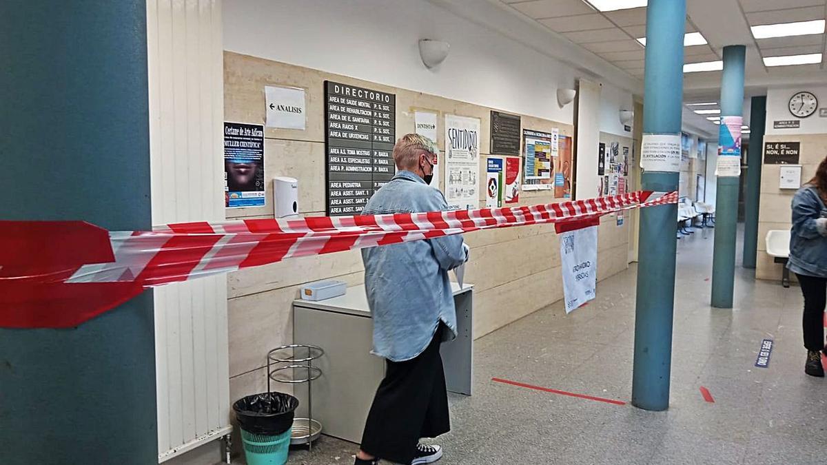 Usuarios del centro de salud de Cangas, por la tarde esta semana.   | // FDV