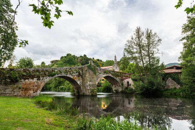 Puente romano sobre el río Arnoia a su paso por Allariz, en Ourense