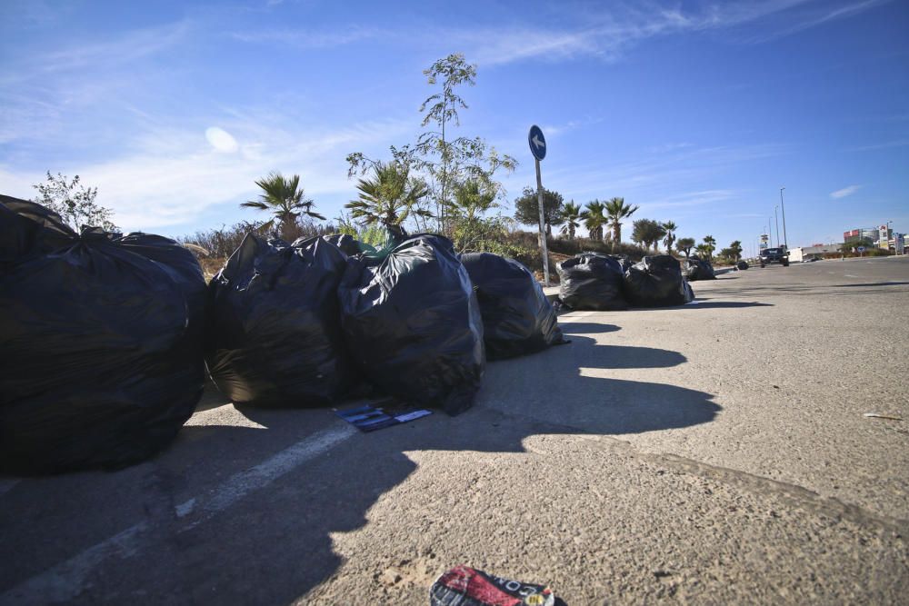 La basura se acumula en las calles de Orihuela Cos