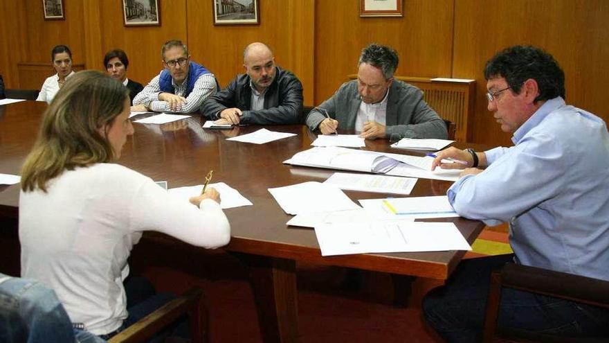 Alberto Blanco, a la derecha, durante una comisión de Facenda anterior. // Bernabé/Ana Bazal