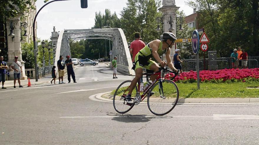 RIvera durante el sector de ciclismo del triatlón celebrado en Palencia.