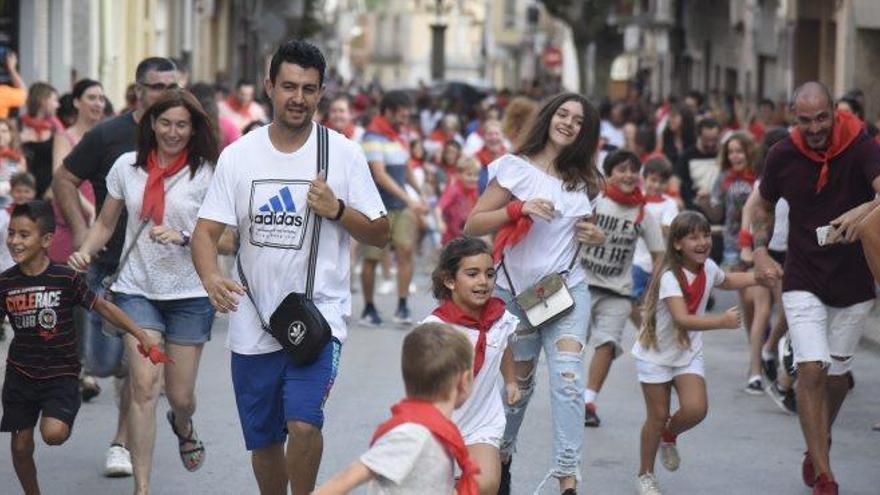 Els braus inflables van tornar a tenir un enorme seguici pel centre del poble, diumenge a la tarda