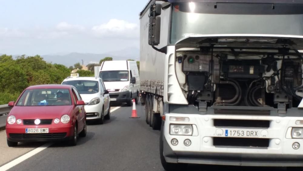 Gran atasco en la autopista de Llucmajor por un camión averiado