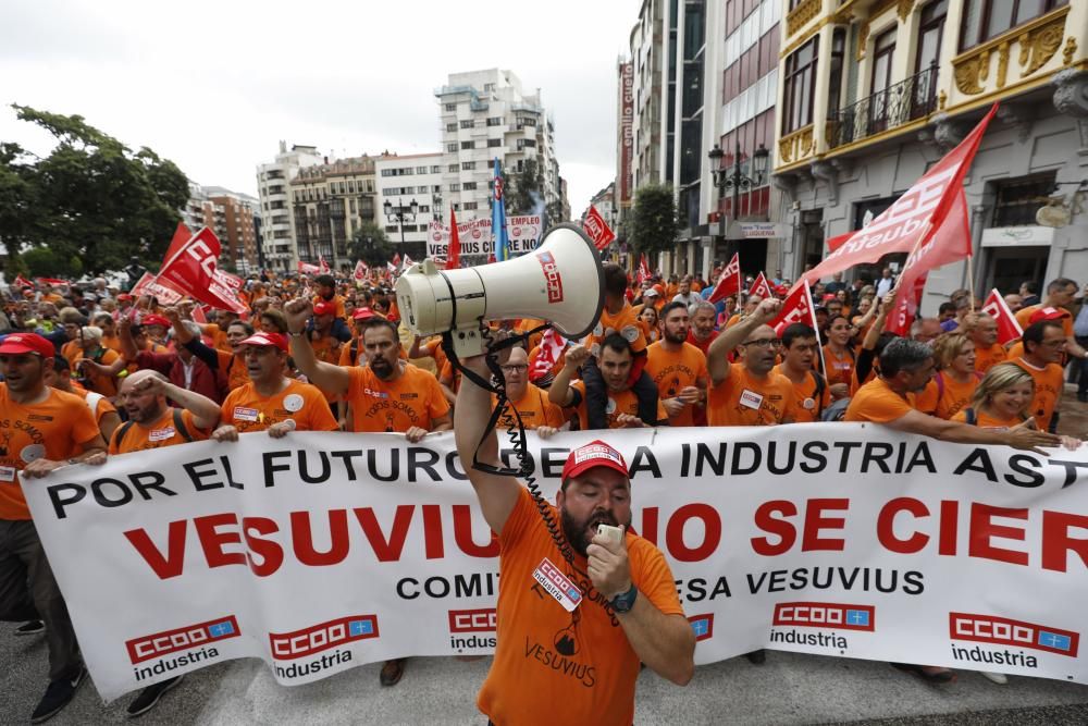 Los trabajadores de Vesuvius marchan a pie desde la fábrica de Riaño hasta la Junta
