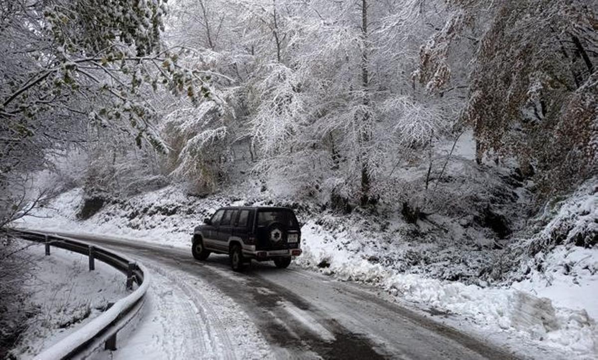 Un coche circula por el puerto.