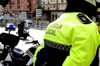 Un motorista haciendo un 'caballito' atropella a un policía local en Jerez