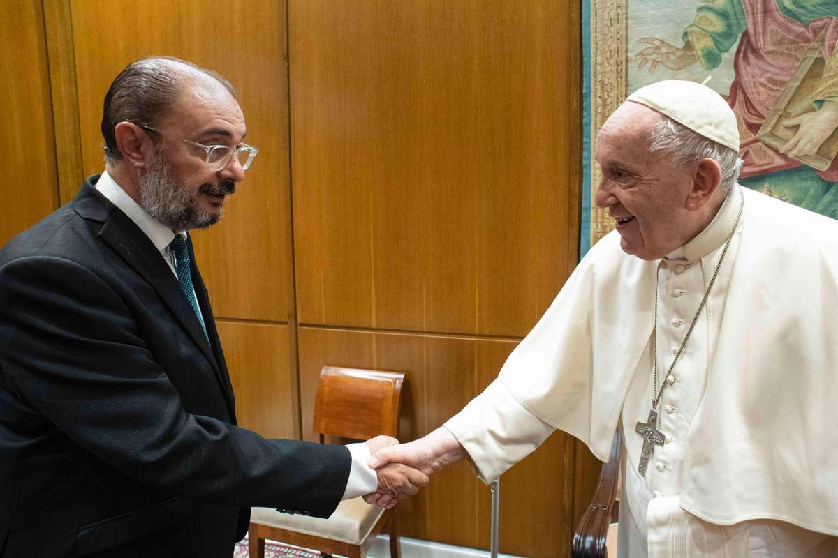 El presidente de Aragón, Javier Lambán, saluda al Papa Francisco I en el Vaticano.