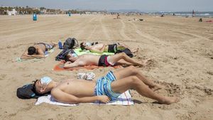 zentauroepp53610332 chicos mascarilla playa200729133751