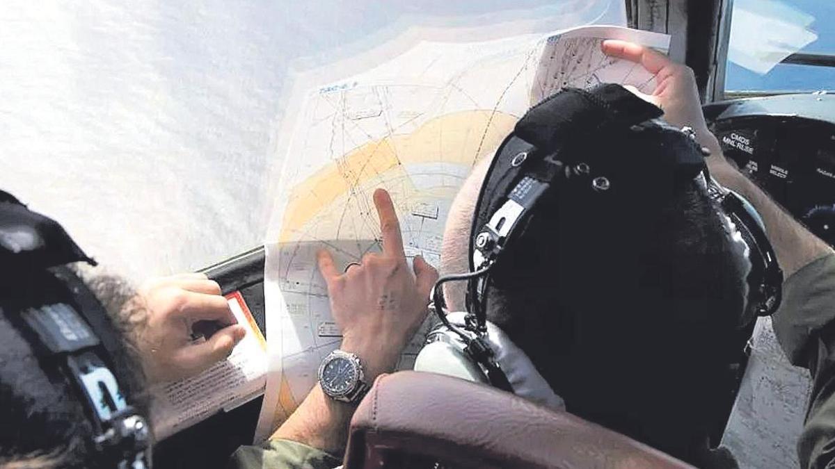 Un pilot rastreja la zona on el 2014 es va perdre de vista l’avió malaisi