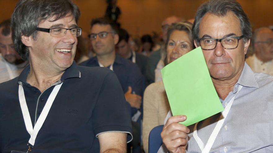 Carles Puigdemont i Artur Mas, durant la sessió matutina del congrés fundacional de la nova CDC