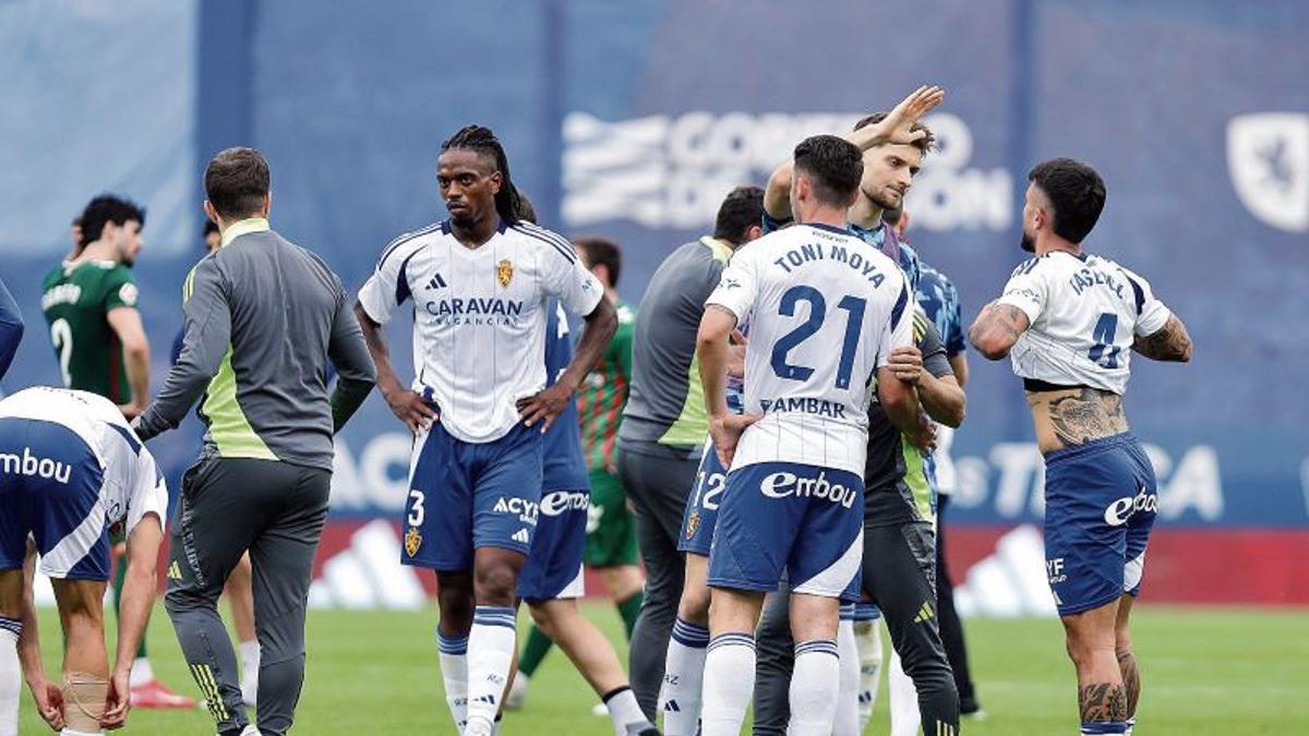 Los jugadores zaragocistas, sobre el césped de La Romareda tras el partido ante el Eibar.