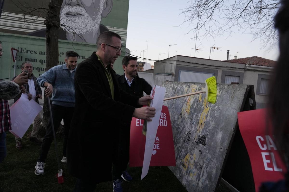 Iñaki Gómez, en la pegada de carteles con Antidio Fagúndez.