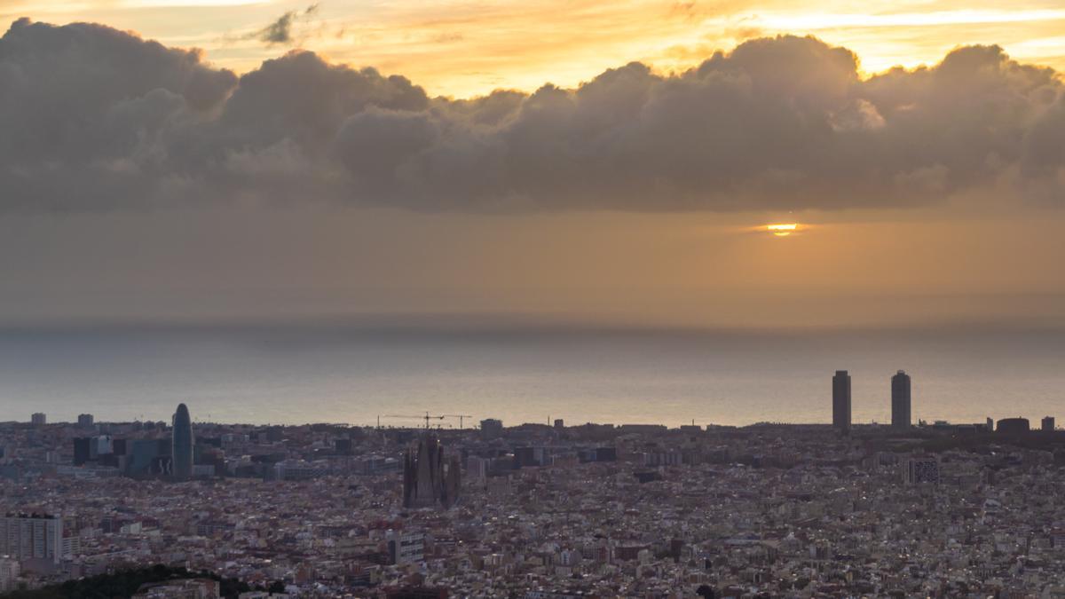 Cirrus y nubes bajas sobre Barcelona, al amanecer, el 24 de noviembre del 2022