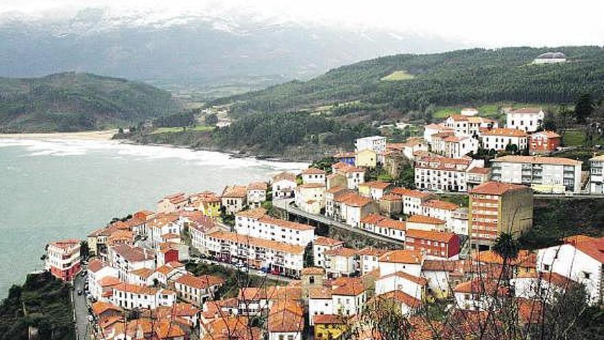 Panorámica del puerto y la villa de Lastres.