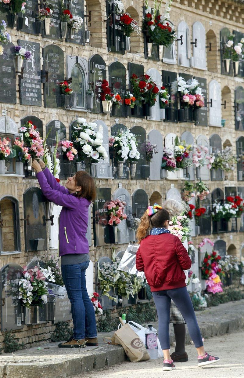 Día de Todos los Santos en el Cementerio de Zaragoza