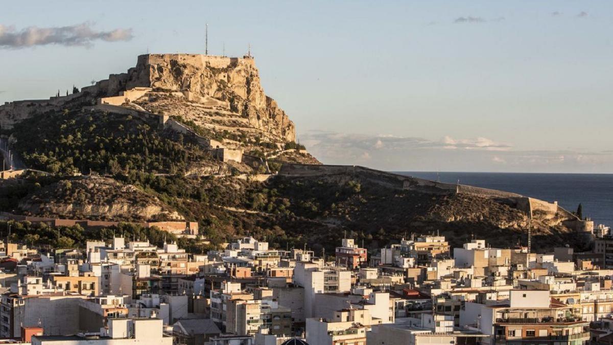 Una vista de Alicante, con el castillo de Santa Bárbara al fondo.