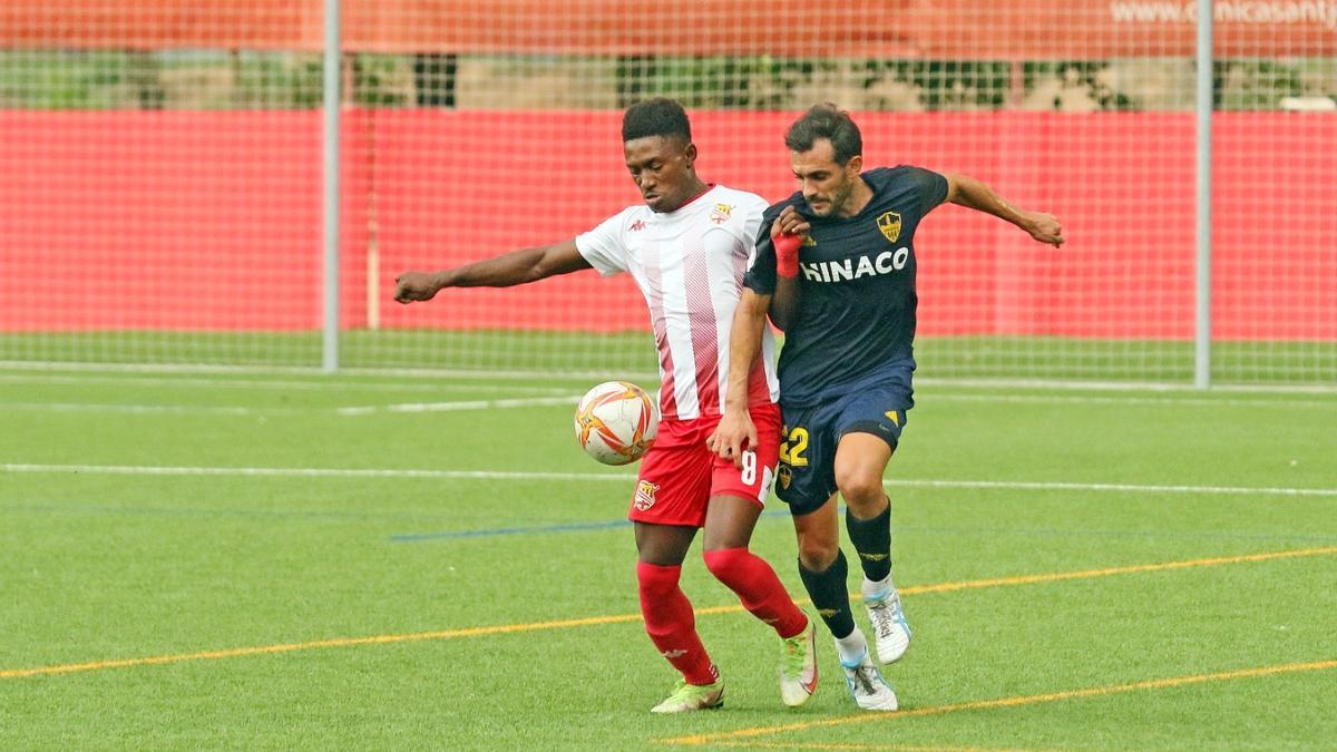 Noah, autor del segon gol dels manresans, lluita per la pilota amb Oscar Rubio