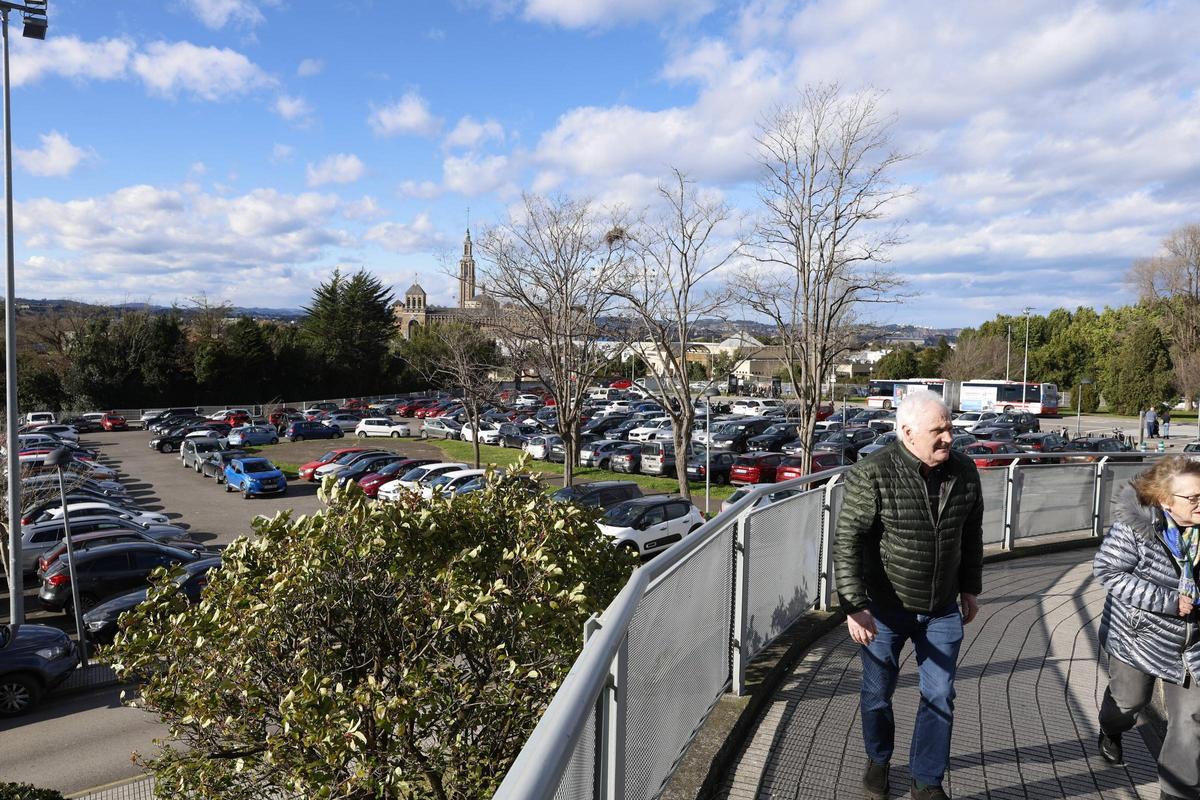 Así es la misión imposible de aparcar un día en el Hospital de Cabueñes de Gijón
