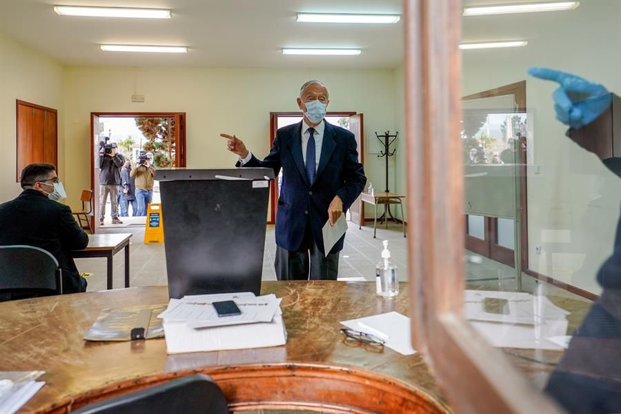 Rebelo de Sousa, a su llegada al colegio electoral en Lisboa.