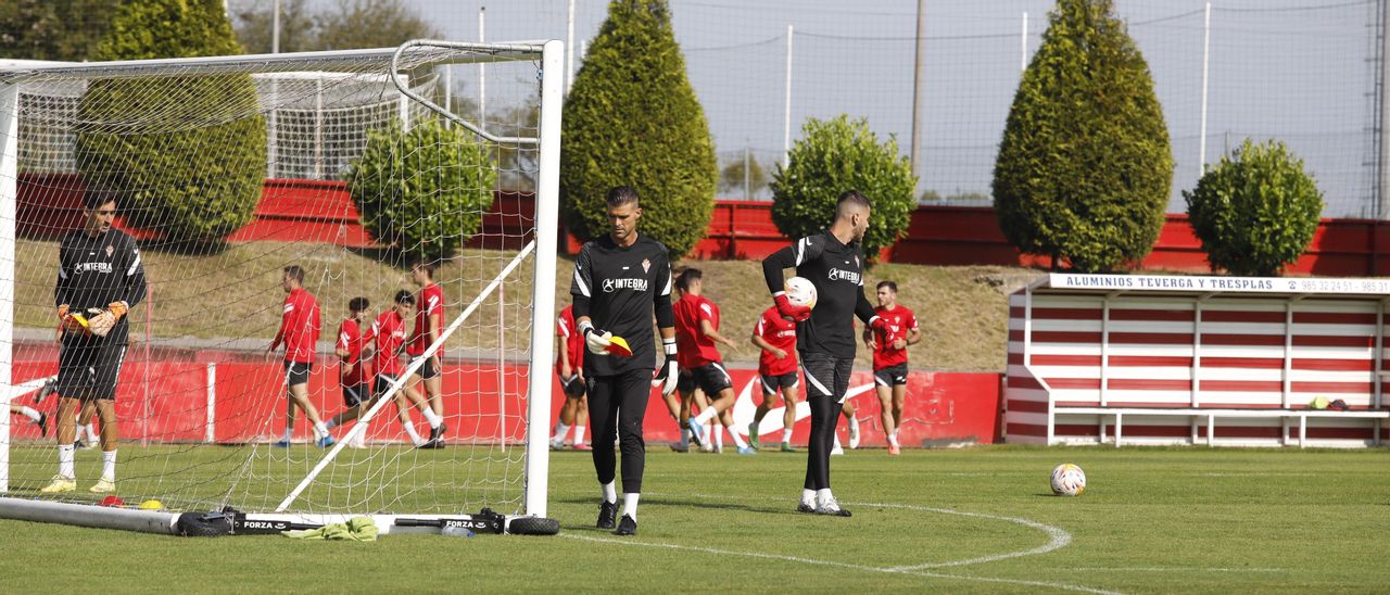 Cuéllar, en el centro, durante el entrenamiento de hoy.