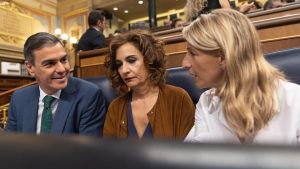 El presidente del Gobierno, Pedro Sánchez; la vicepresidenta primera y ministra de Hacienda, María Jesús Montero y la vicepresidenta segunda y ministra de Trabajo, Yolanda Díaz, este miércoles en el Congreso.