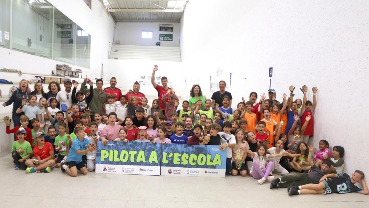 Foto de grup al trinquet 'El Rovellet' de Dénia