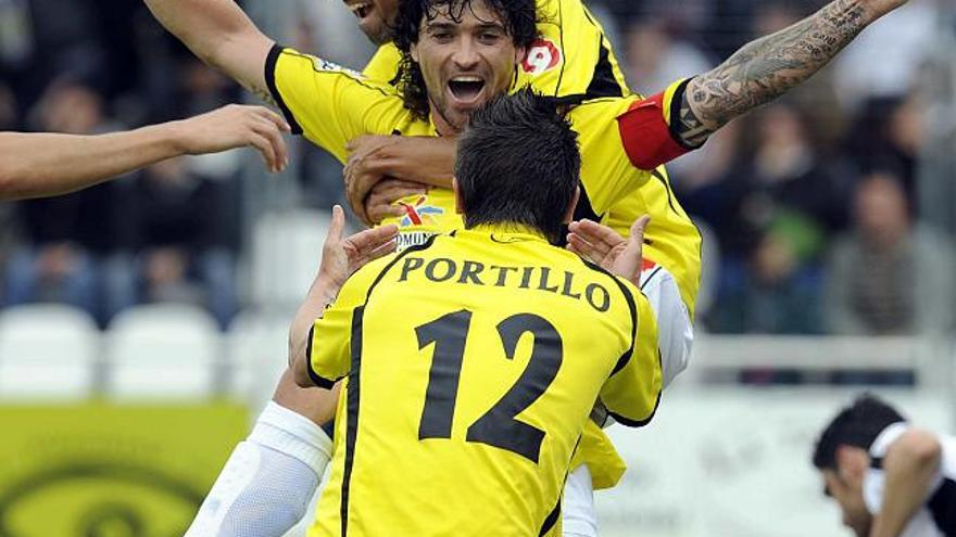 Danciulescu y Portillo abrazan a Tote tras la consecución del primer gol que encarrilaba el ascenso del Hércules.