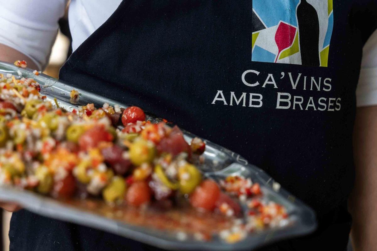 Ca’Vins amb Brases de la Nucía cierra la semana de Menjars de la Terra en las Marinas con un arroz meloso de pato, nísperos de Callosa y piñones como gran protagonista