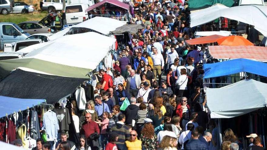 El mercadillo contó con una numerosa afluencia de público. // Gustavo Santos