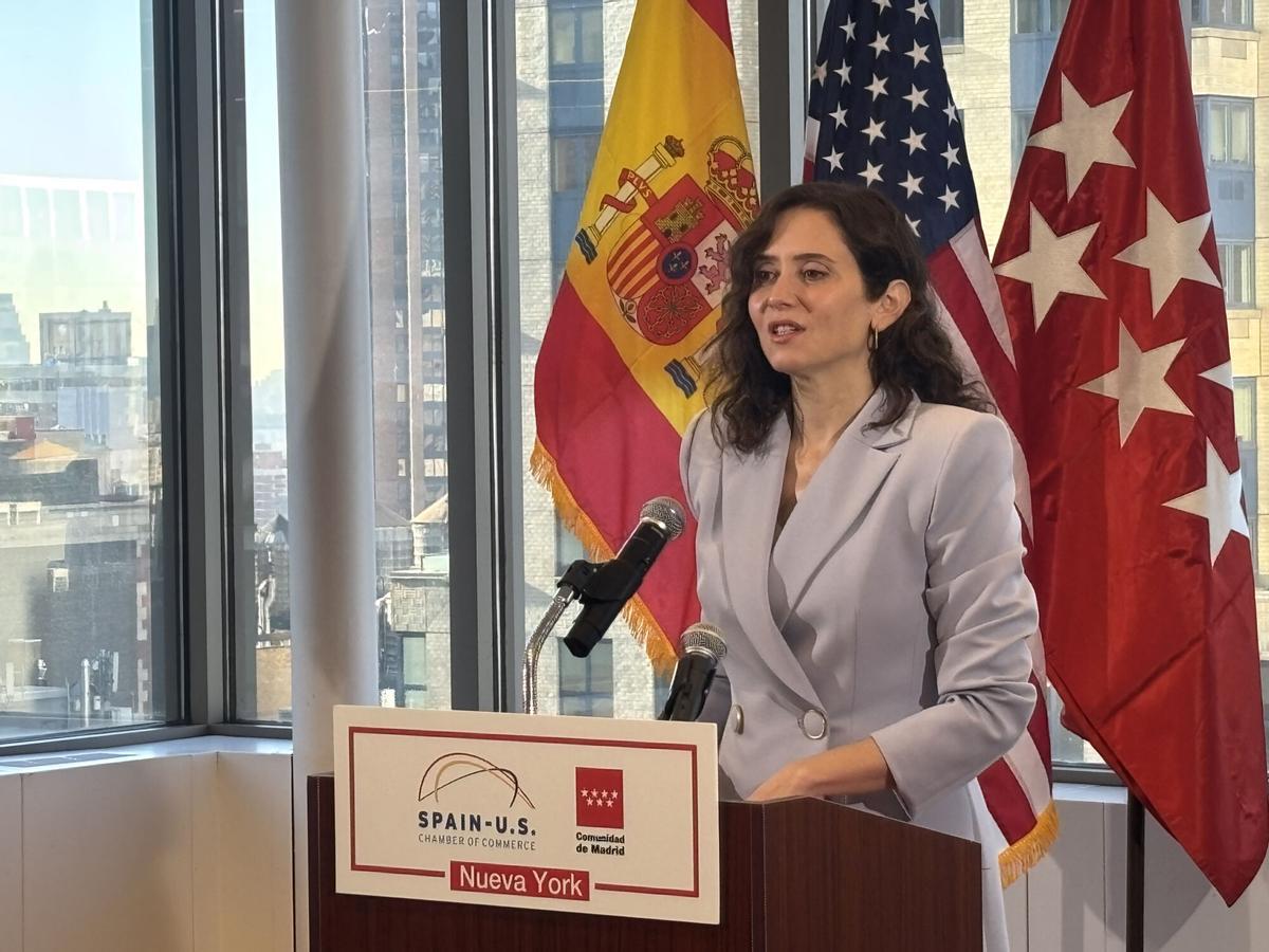 La presidenta de la Comunidad de Madrid, Isabel Díaz Ayuso, habla durante una reunión con inversores este lunes, en Nueva York