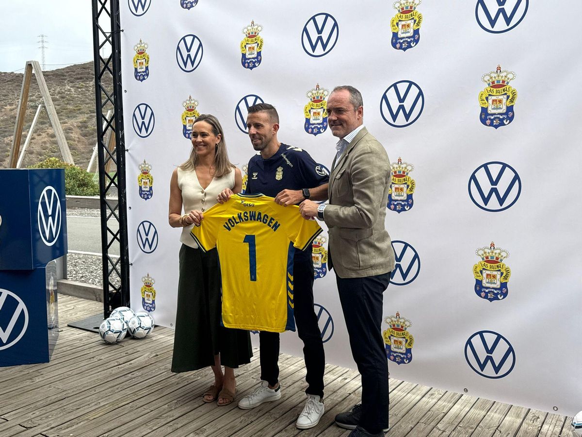 Luis García, en el centro de la imagen, sujeta una elástica de la UD Las Palmas.