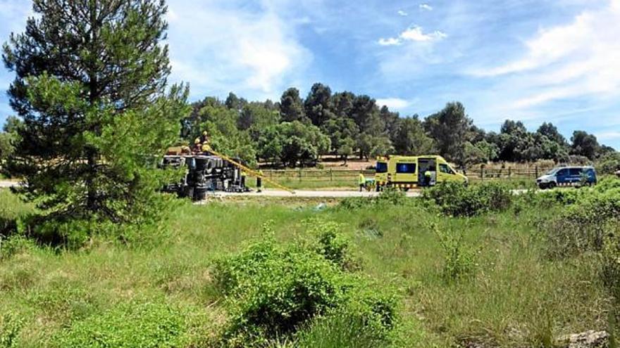 Imatge del camió bolcat, que va tallar totalment la carretera