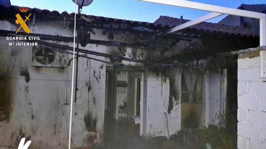 La Guardia Civil auxilia a una anciana en el incendio de su vivienda en Puebla del Prior