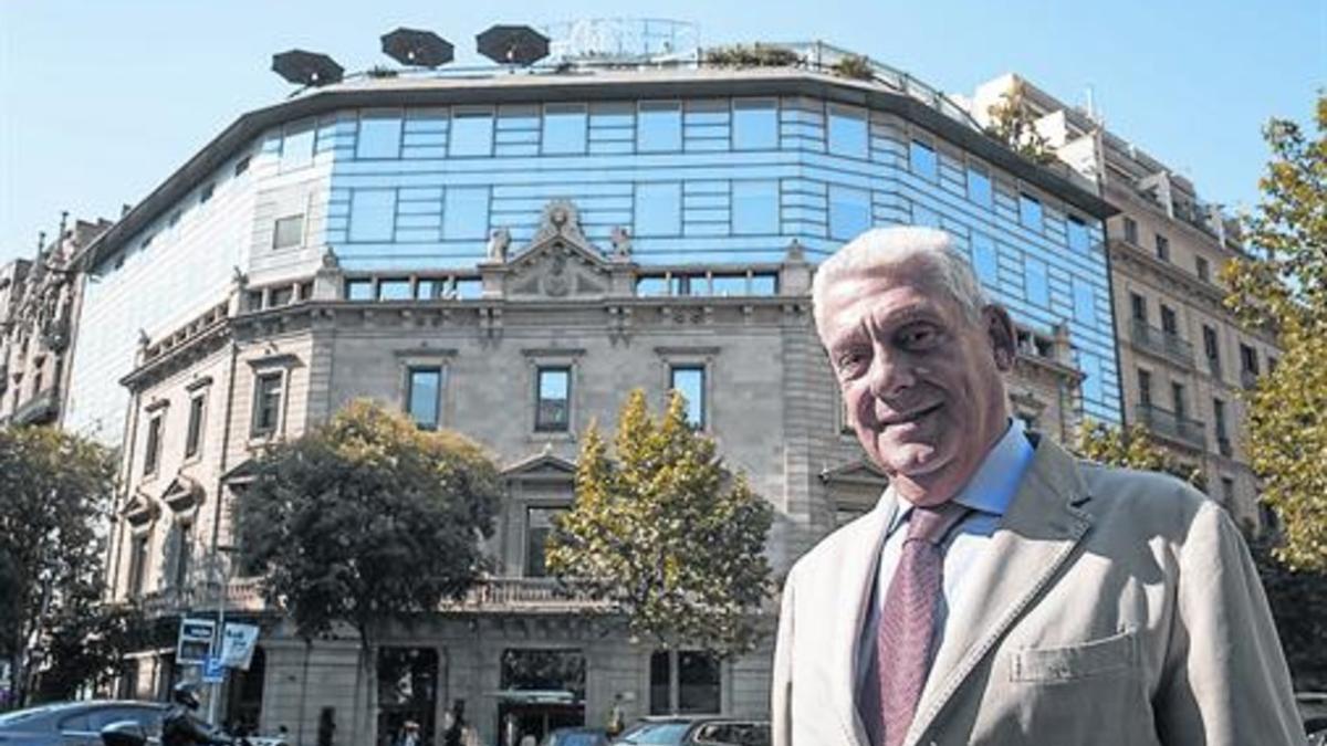 Jordi Clos, frente al hotel Claris, primer edificio del Eixample que fue restaurado manteniendo la fachada.